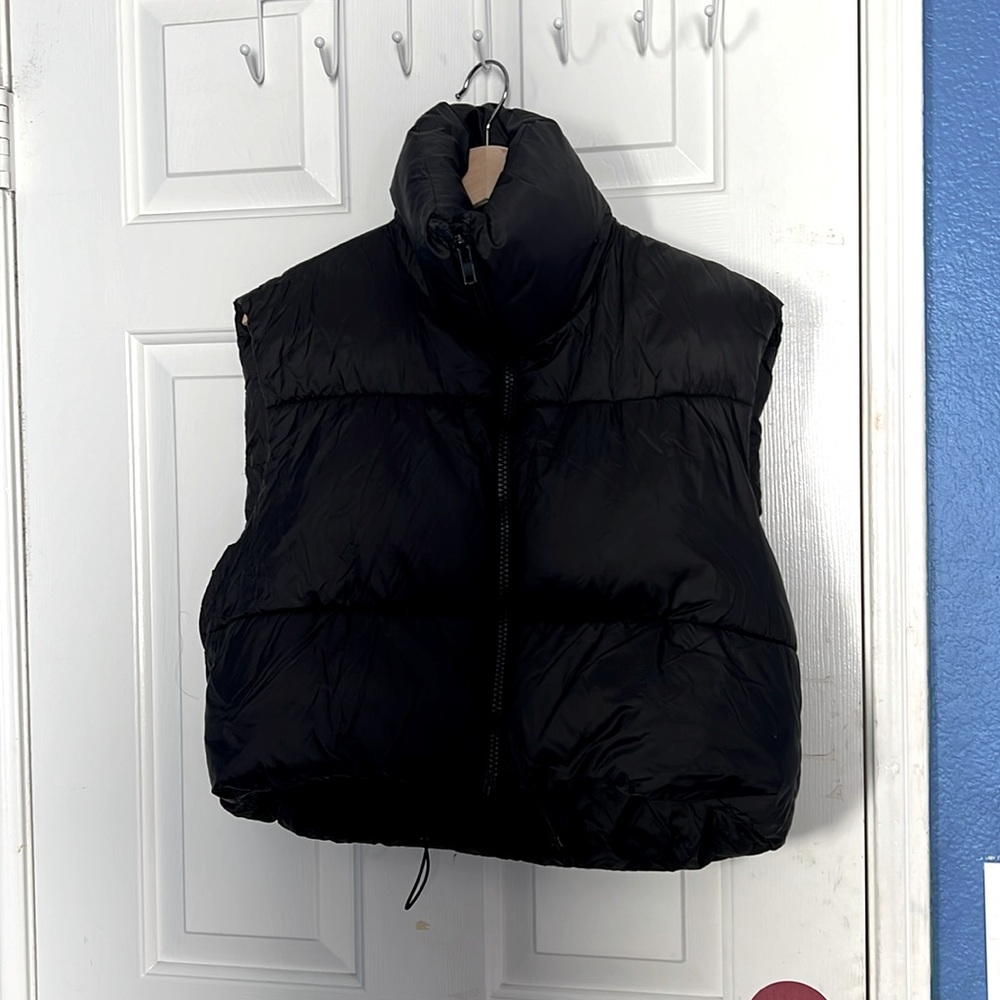 Black Crop Top Zip Up Puffer Jacket with collar in Large